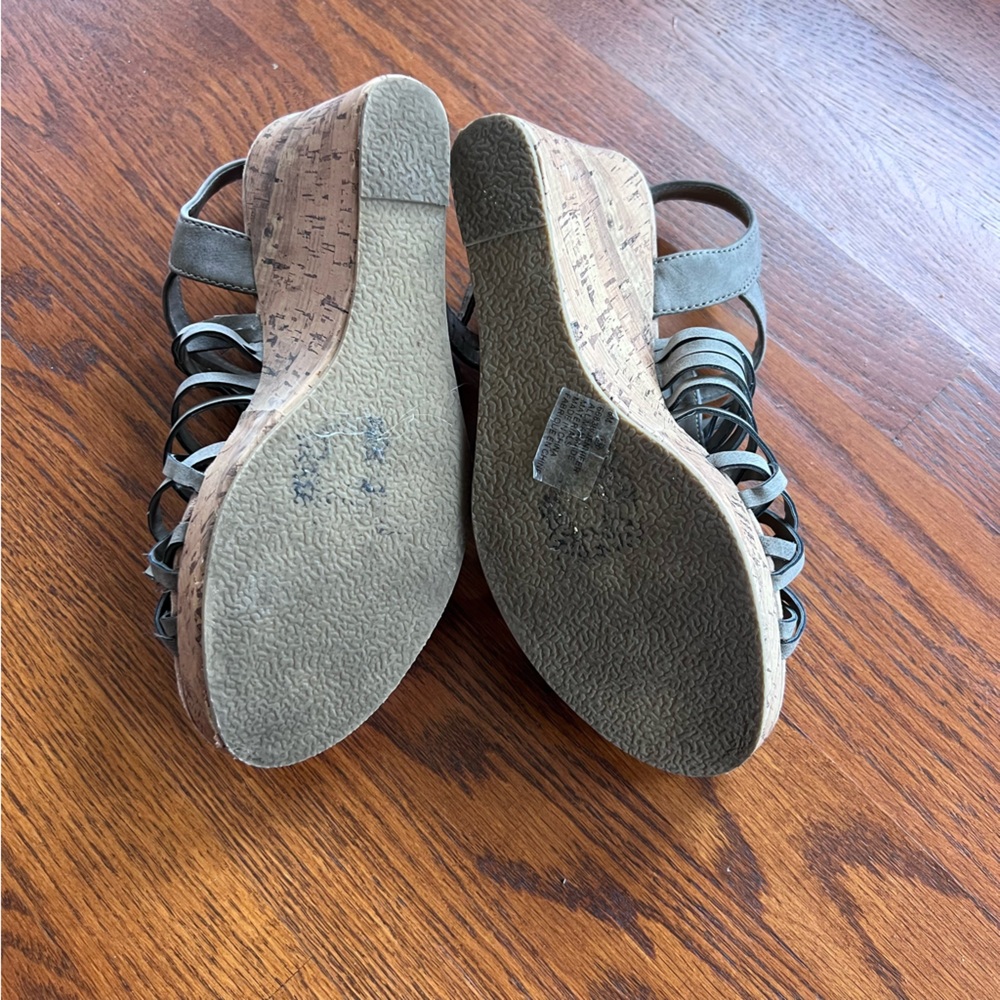 Women’s wedges sz 8